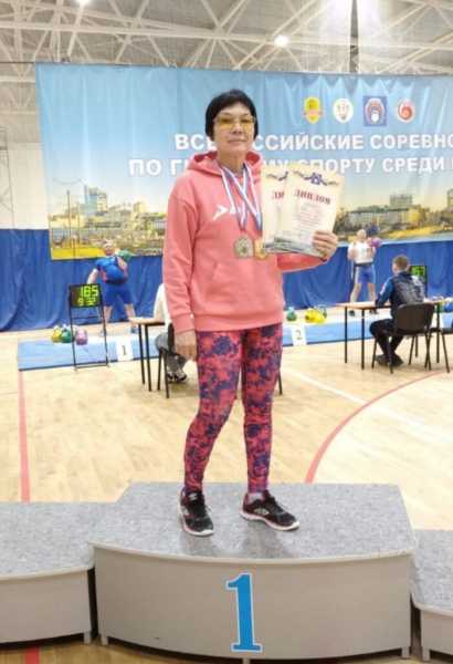 150 раз гирю в 16 кг рвет гиревичка из Новороссийска, которой 62 года. И всем советует!