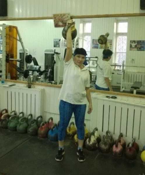 150 раз гирю в 16 кг рвет гиревичка из Новороссийска, которой 62 года. И всем советует!