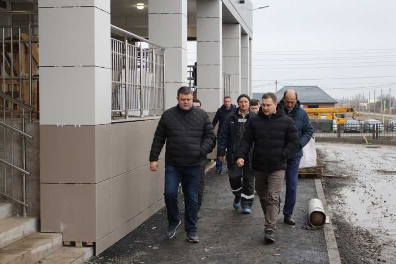 Александр Нестеренко проинспектировал строительство социальных объектов в Кущевском и Крыловском районах