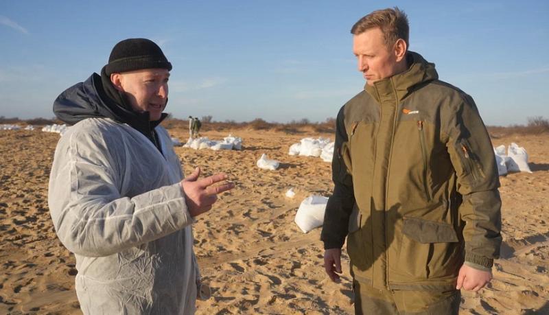 Андрей Кравченко присоединился к команде новороссийских добровольцев, принимающих участие в расчистке анапских пляжей от мазута