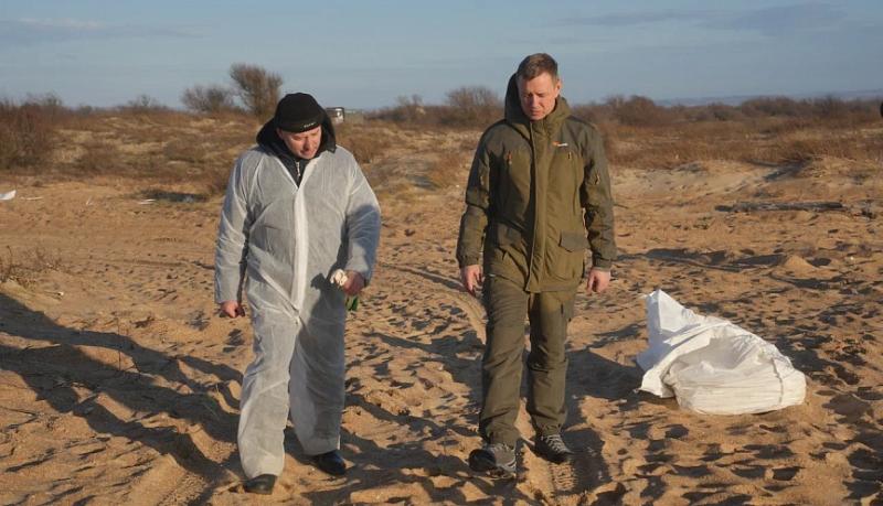 Андрей Кравченко присоединился к команде новороссийских добровольцев, принимающих участие в расчистке анапских пляжей от мазута