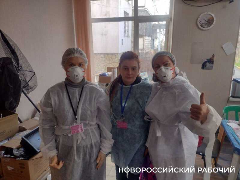Буйного, Ряженку и Пирожка в Новороссийском штабе по спасению птиц откармливают жуками
