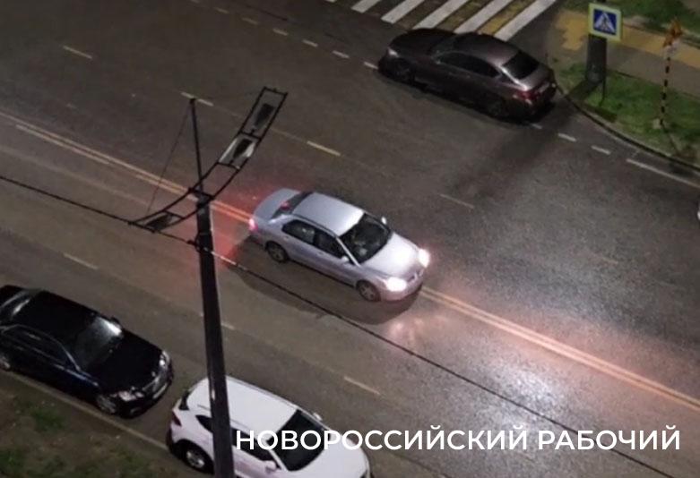 «Дама ищет приключения!» Жители Новороссийска сняли ночное автошоу на дороге в спальном районе