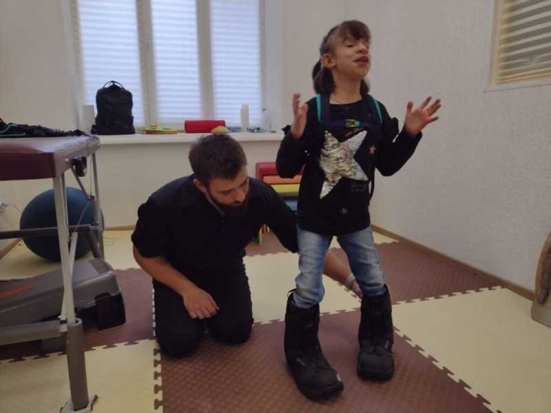 Девочка из Новороссийска с редкой генетической патологией в девять лет сделала первый шаг!