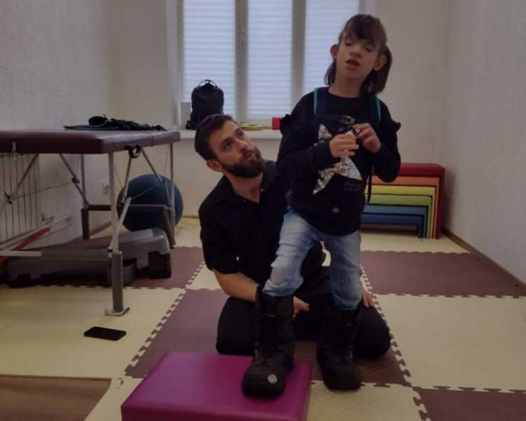 Девочка из Новороссийска с редкой генетической патологией в девять лет сделала первый шаг!