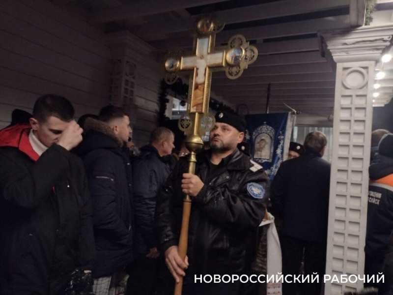 Крещение в Новороссийске. На словах священника &laquo;Освяти воду твою&raquo; у берега озера Абрау появился белый лебедь