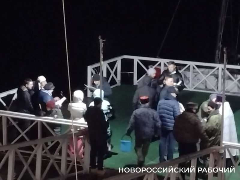 Крещение в Новороссийске. На словах священника &laquo;Освяти воду твою&raquo; у берега озера Абрау появился белый лебедь