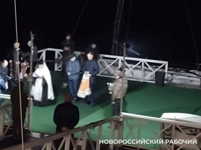 Крещение в Новороссийске. На словах священника &laquo;Освяти воду твою&raquo; у берега озера Абрау появился белый лебедь