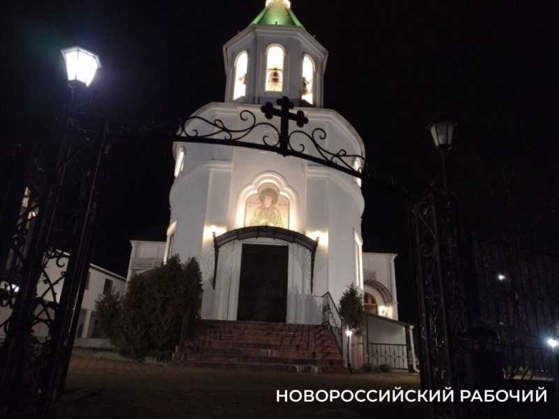 Крещение в Новороссийске. На словах священника &laquo;Освяти воду твою&raquo; у берега озера Абрау появился белый лебедь