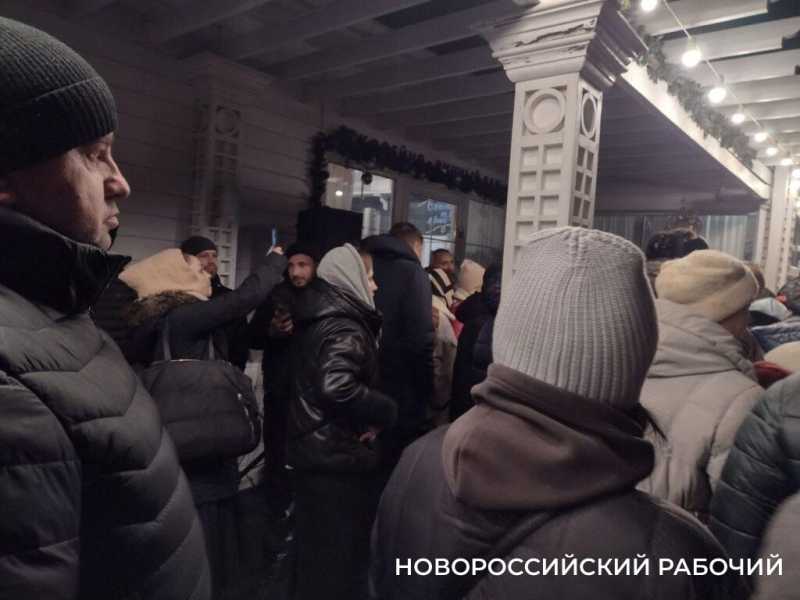 Крещение в Новороссийске. На словах священника &laquo;Освяти воду твою&raquo; у берега озера Абрау появился белый лебедь