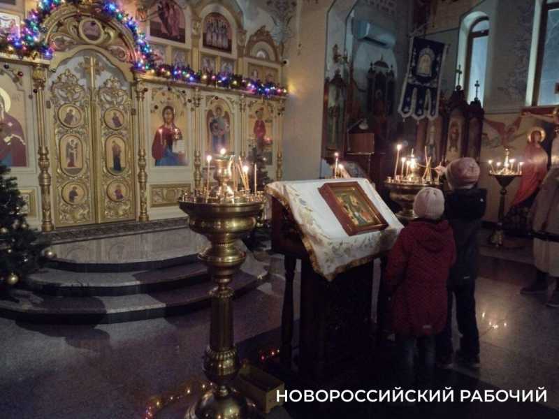 Крещение в Новороссийске. На словах священника &laquo;Освяти воду твою&raquo; у берега озера Абрау появился белый лебедь