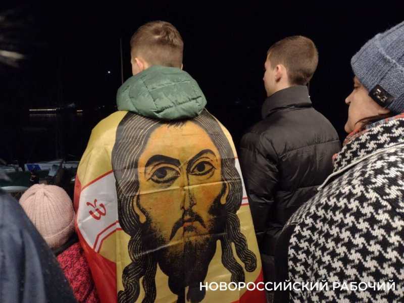 Крещение в Новороссийске. На словах священника &laquo;Освяти воду твою&raquo; у берега озера Абрау появился белый лебедь