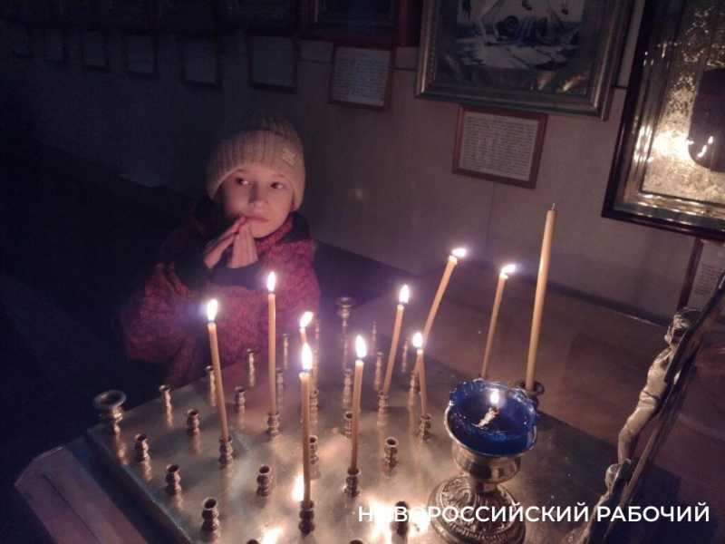 Крещение в Новороссийске. На словах священника &laquo;Освяти воду твою&raquo; у берега озера Абрау появился белый лебедь