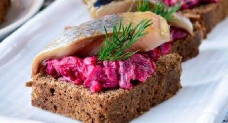 Легкая закуска из свеклы и сельди за 5 минут