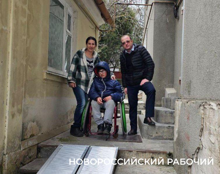 Маленькому колясочнику из Новороссийска подарили пандус