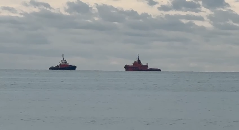 Морспасслужба выполняет сбор нефтепродуктов и обработку сорбентами масляных пятен