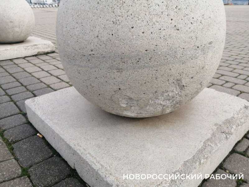 На набережной Новороссийска снова сдвинули бетонный шар