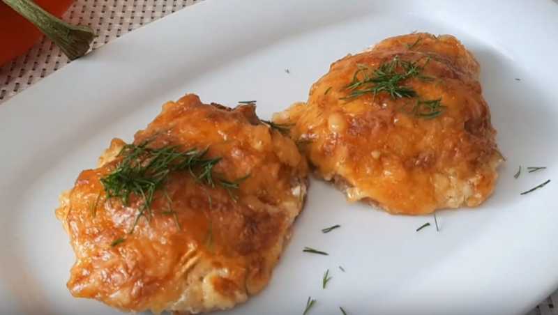 Нежная куриная печень с яблоком в духовке