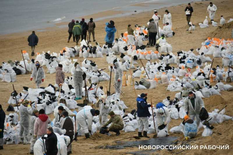 Новороссийцам рассказали, как уберут мазут с кормы танкера &laquo;Волгонефть-239&raquo;