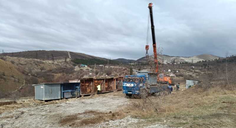 Окраина Новороссийска приютила бездомных собак. Почему местные против?