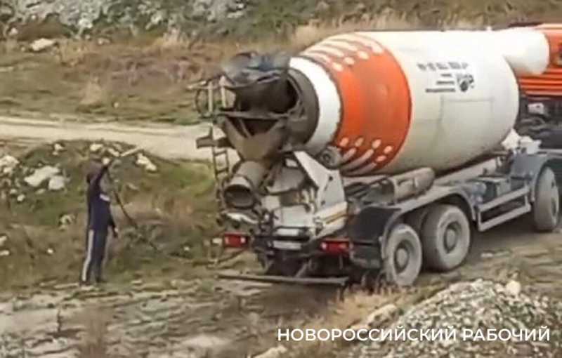 Под окнами у жителей пригорода Новороссийска устроили мойку бетоновозов