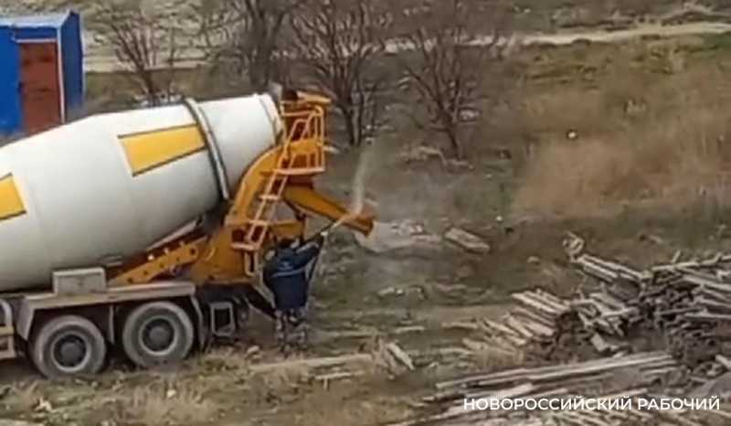 Под окнами у жителей пригорода Новороссийска устроили мойку бетоновозов