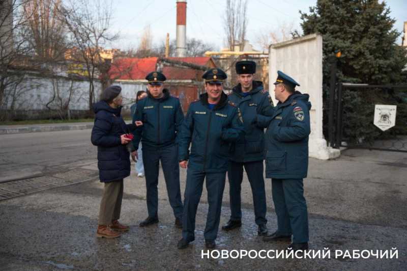 Сегодня церемонию «смыва грязи и копоти» провели своему начальнику пожарные в Новороссийске