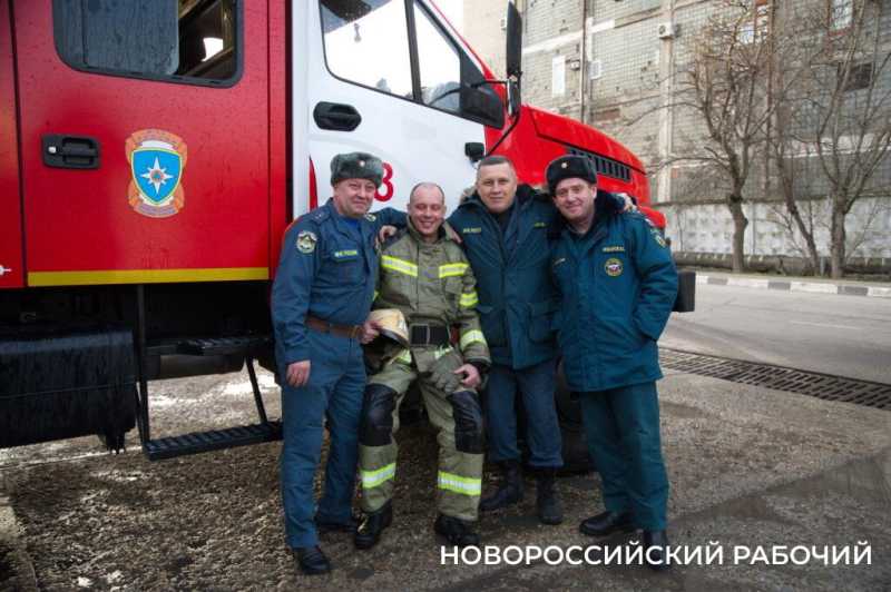 Сегодня церемонию «смыва грязи и копоти» провели своему начальнику пожарные в Новороссийске