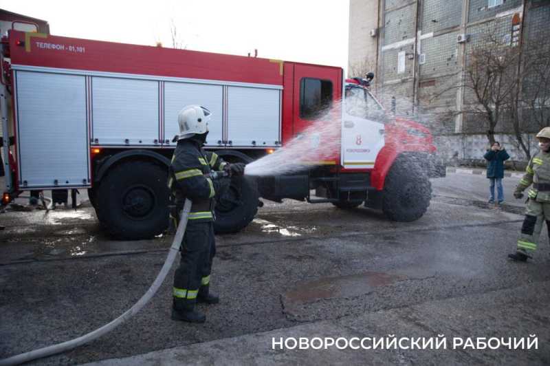 Сегодня церемонию «смыва грязи и копоти» провели своему начальнику пожарные в Новороссийске