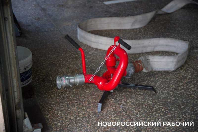 Сегодня церемонию «смыва грязи и копоти» провели своему начальнику пожарные в Новороссийске