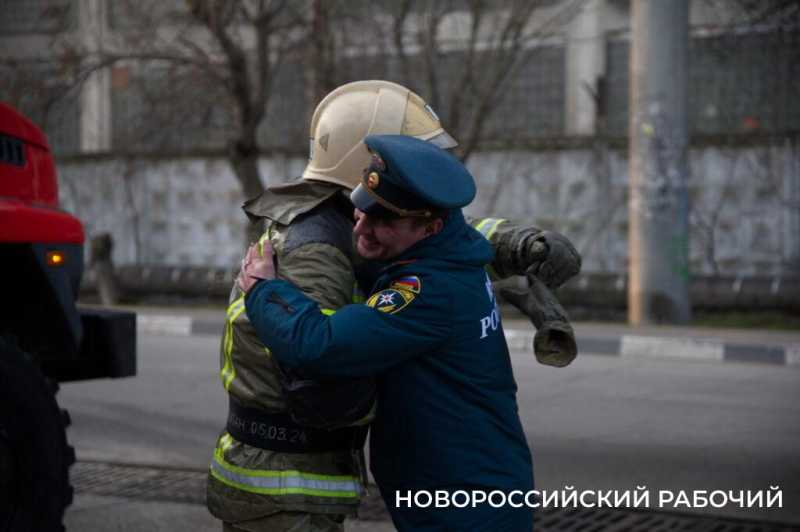 Сегодня церемонию «смыва грязи и копоти» провели своему начальнику пожарные в Новороссийске