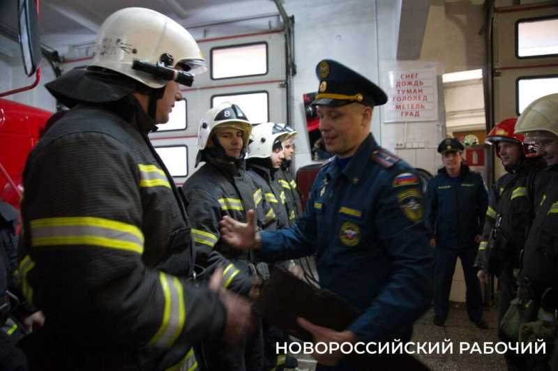 Сегодня церемонию «смыва грязи и копоти» провели своему начальнику пожарные в Новороссийске