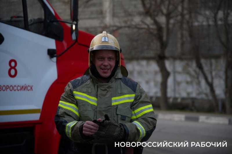 Сегодня церемонию «смыва грязи и копоти» провели своему начальнику пожарные в Новороссийске