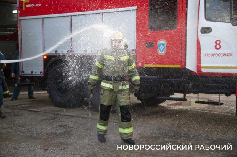 Сегодня церемонию «смыва грязи и копоти» провели своему начальнику пожарные в Новороссийске