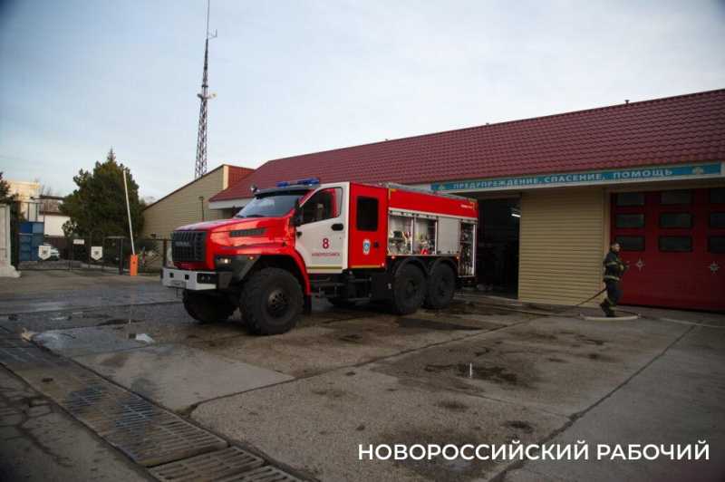 Сегодня церемонию «смыва грязи и копоти» провели своему начальнику пожарные в Новороссийске