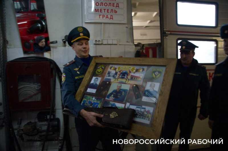 Сегодня церемонию «смыва грязи и копоти» провели своему начальнику пожарные в Новороссийске