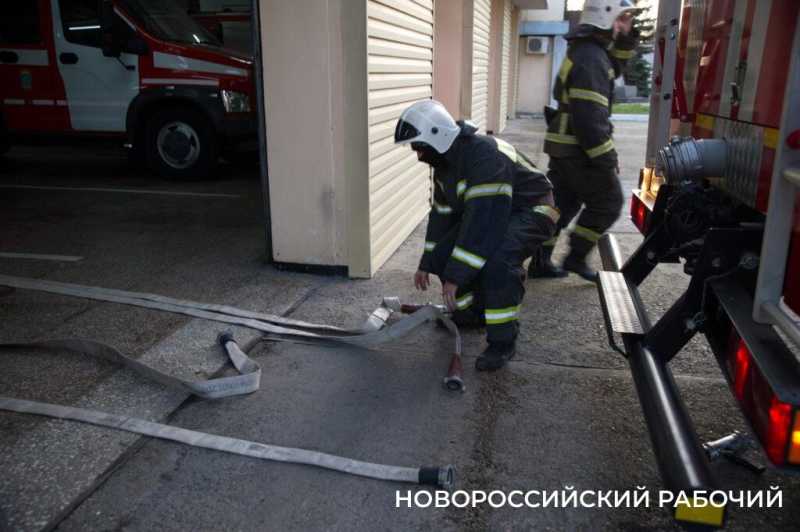 Сегодня церемонию «смыва грязи и копоти» провели своему начальнику пожарные в Новороссийске