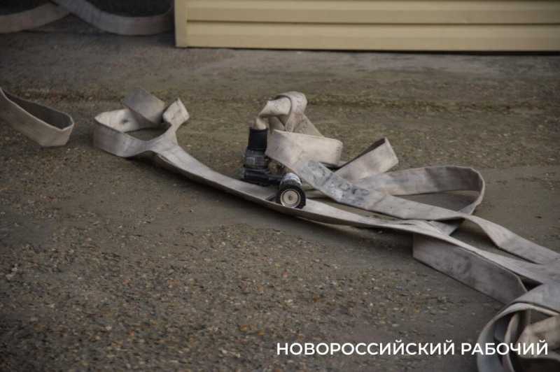 Сегодня церемонию «смыва грязи и копоти» провели своему начальнику пожарные в Новороссийске