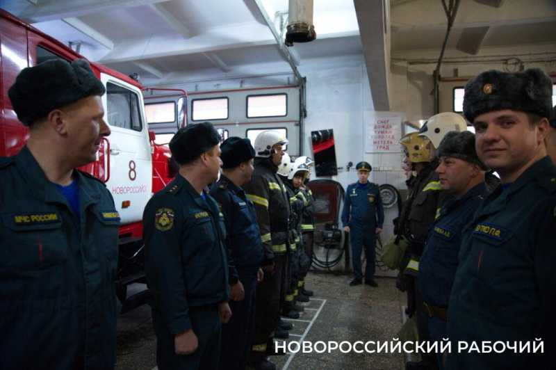 Сегодня церемонию «смыва грязи и копоти» провели своему начальнику пожарные в Новороссийске