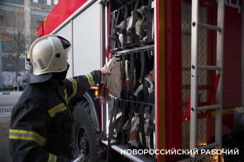 Сегодня церемонию «смыва грязи и копоти» провели своему начальнику пожарные в Новороссийске