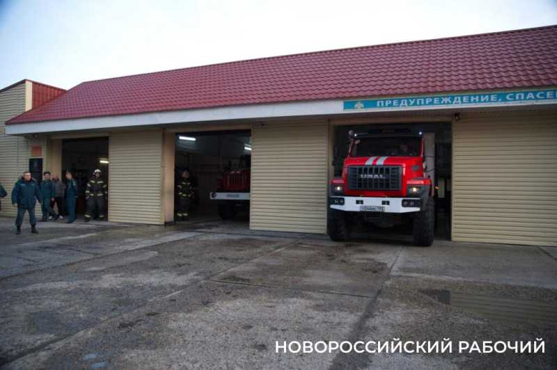 Сегодня церемонию «смыва грязи и копоти» провели своему начальнику пожарные в Новороссийске