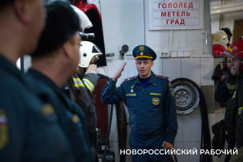 Сегодня церемонию «смыва грязи и копоти» провели своему начальнику пожарные в Новороссийске