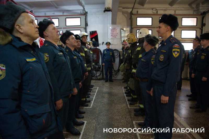 Сегодня церемонию «смыва грязи и копоти» провели своему начальнику пожарные в Новороссийске