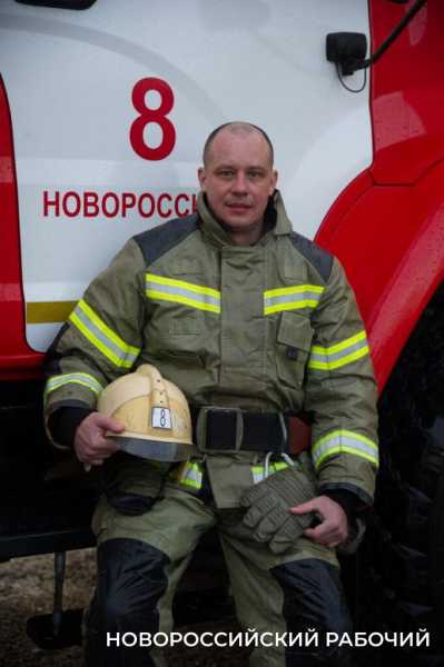 Сегодня церемонию «смыва грязи и копоти» провели своему начальнику пожарные в Новороссийске