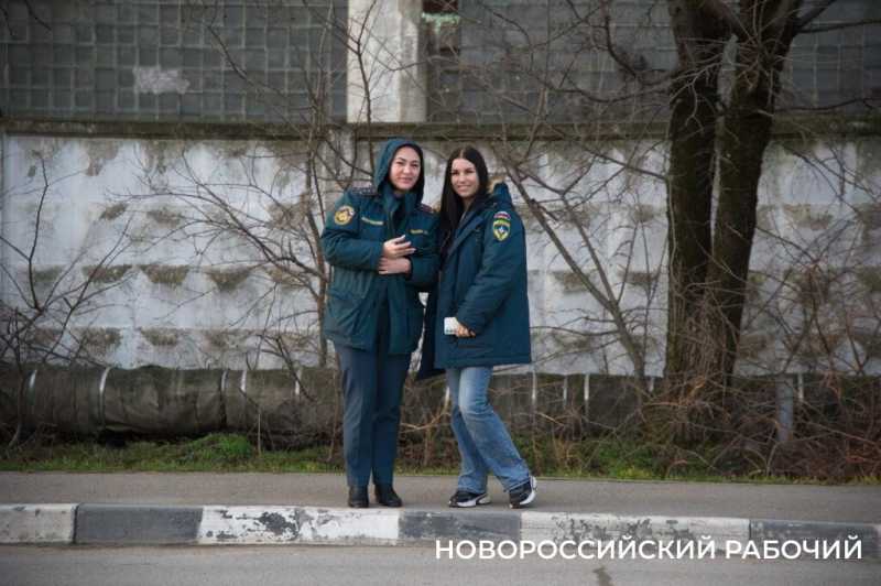 Сегодня церемонию «смыва грязи и копоти» провели своему начальнику пожарные в Новороссийске