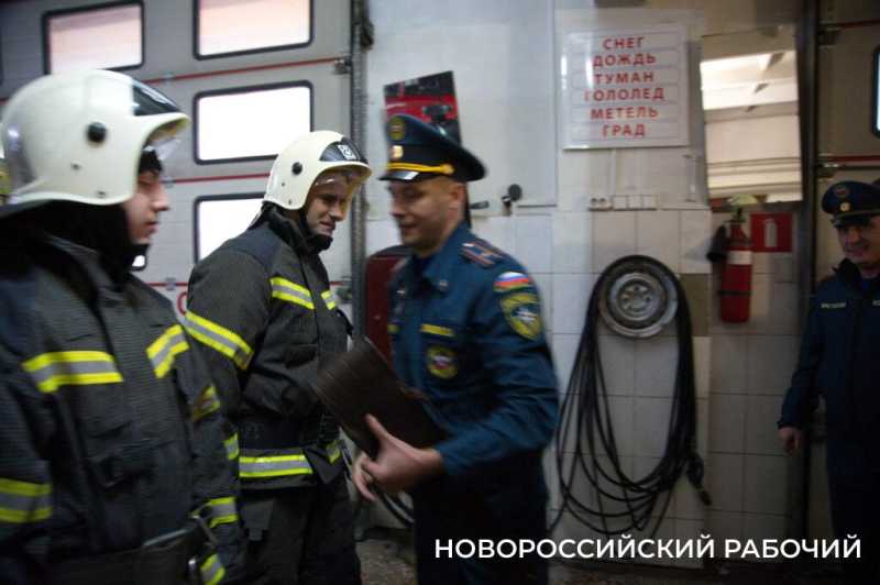 Сегодня церемонию «смыва грязи и копоти» провели своему начальнику пожарные в Новороссийске