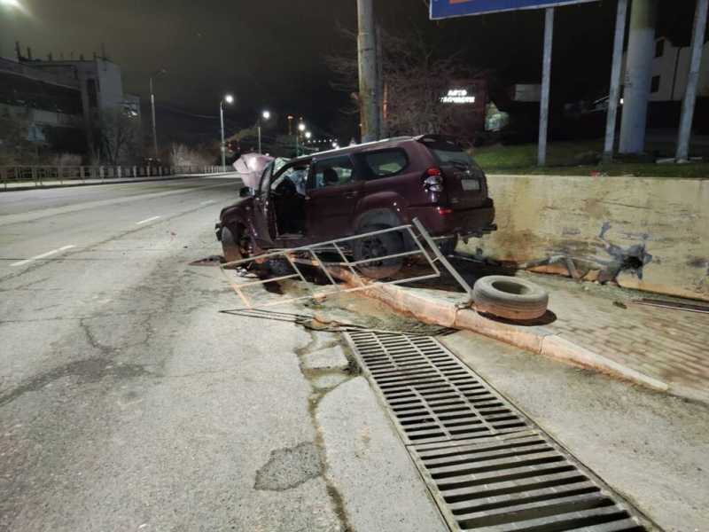Сегодня в Новороссийске в ночном ДТП скончался пожилой водитель иномарки