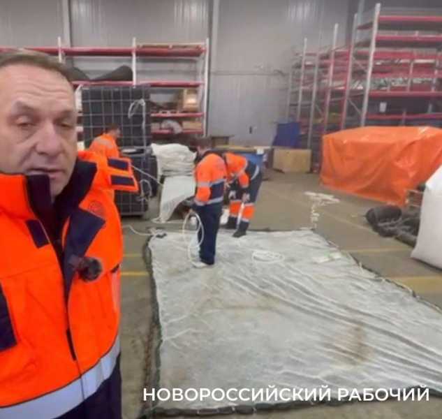 Спасательные суда будут тралами ловить мазут в Черном море