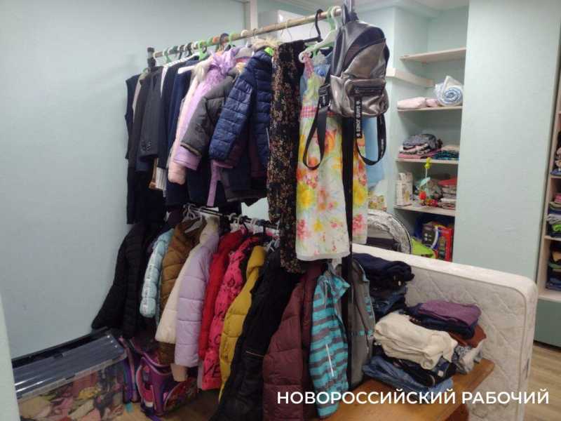 В центрах «вторые руки» Новороссийска можно найти ушедшие из России бренды, готическую обувь и… водолазные сапоги