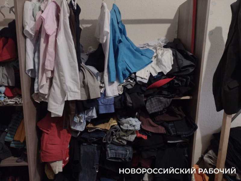 В центрах «вторые руки» Новороссийска можно найти ушедшие из России бренды, готическую обувь и… водолазные сапоги